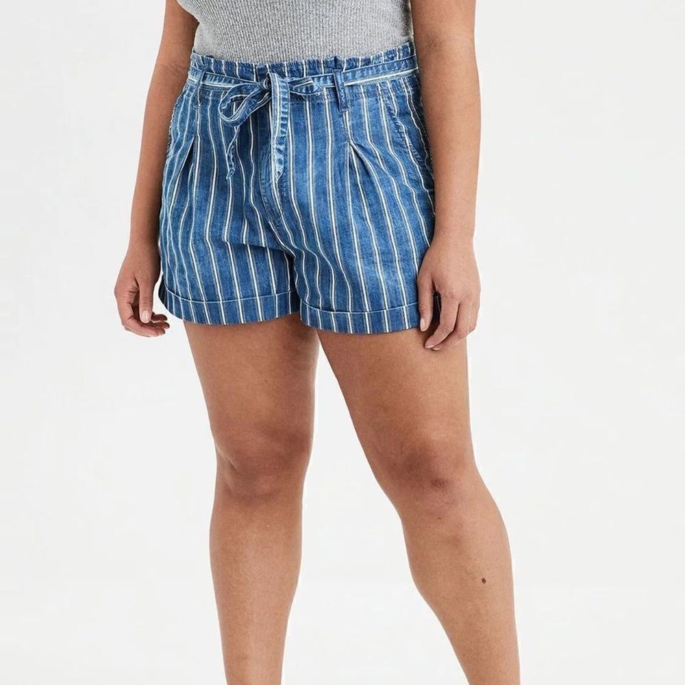 EUC AMERICAN EAGLE PINSTRIPE FLOWY SHORTS SIZE 8